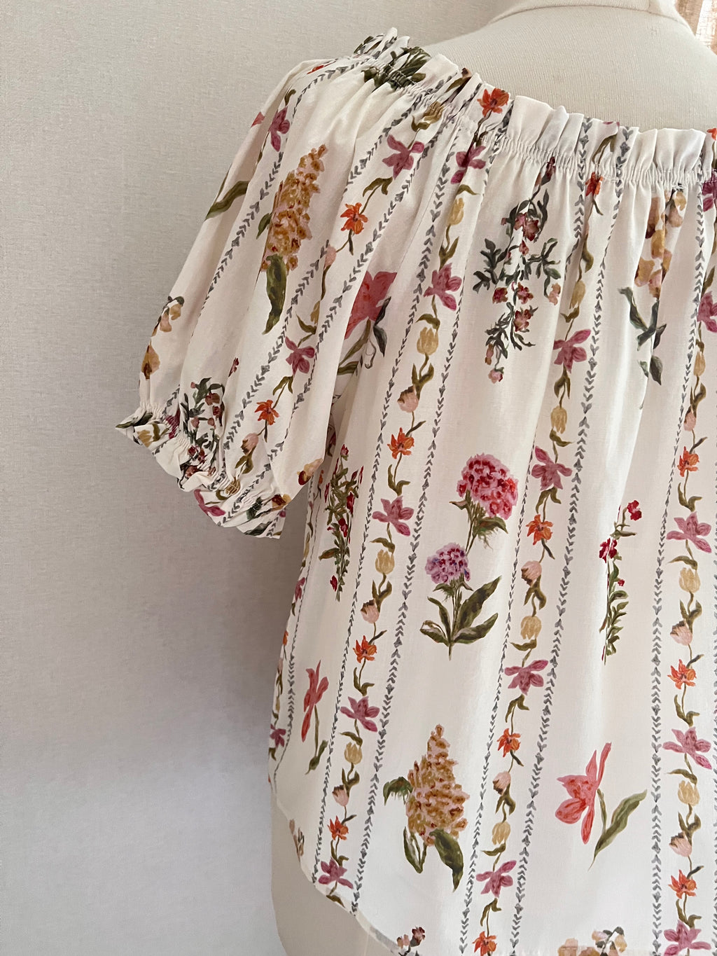 Blouse Sylvia fleurie Lili & Lala – vue de dos, manches courtes élastiquées| Coka Collection