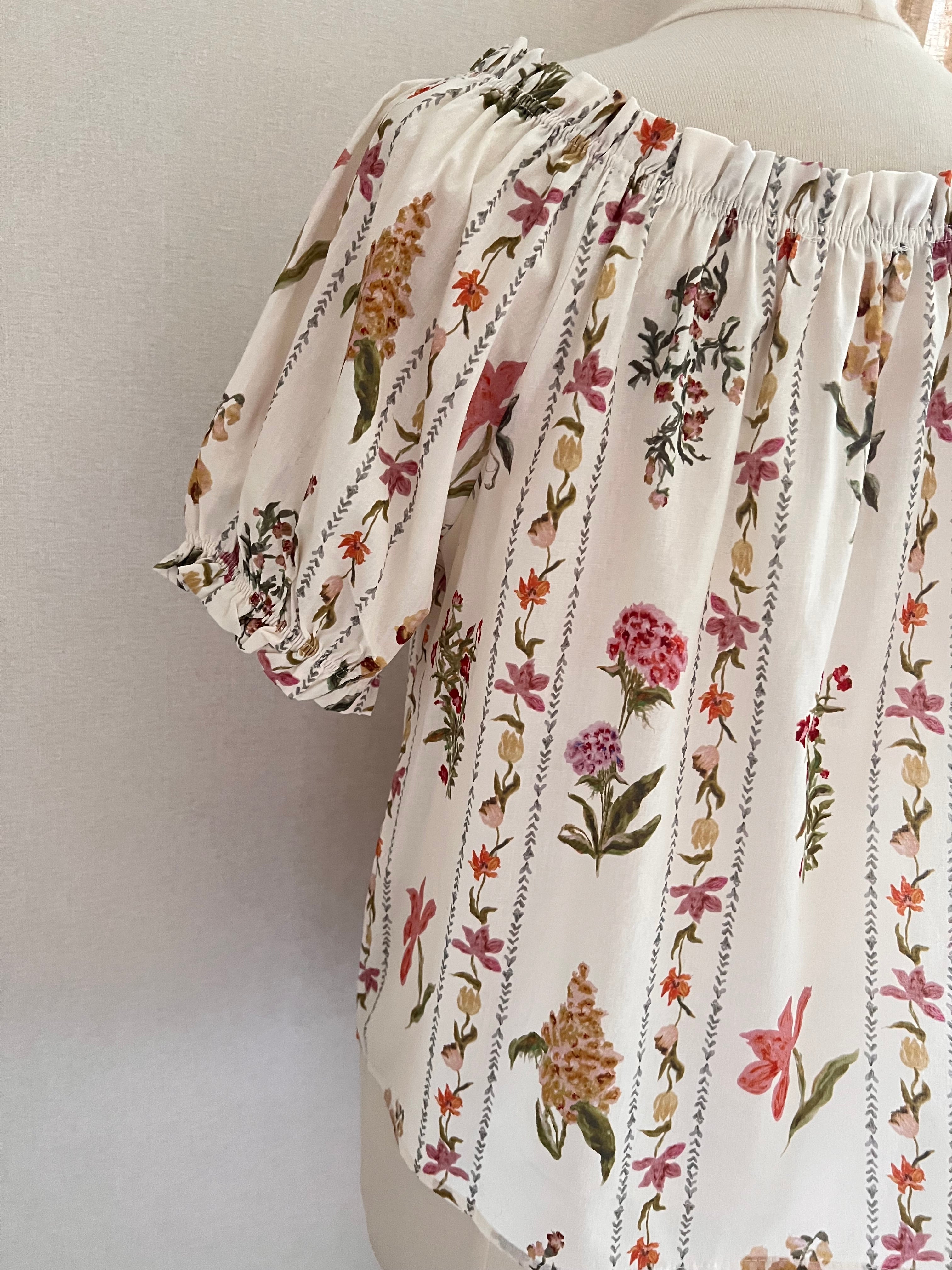 Blouse Sylvia fleurie Lili & Lala – vue de dos, manches courtes élastiquées| Coka Collection
