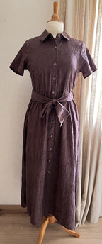 Robe Noa brodée marron chocolat – vue de face, coupe chemise midi | Coka Collection