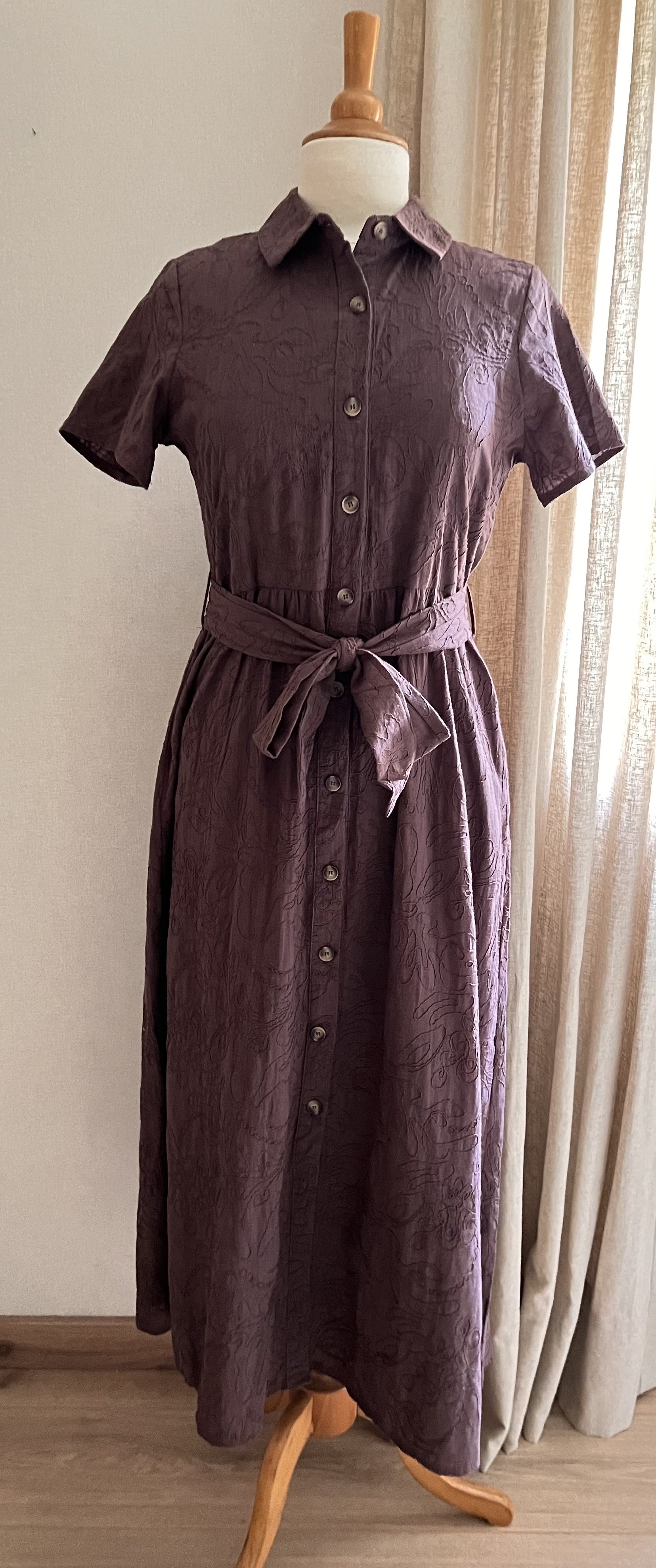 Robe Noa brodée marron chocolat – vue de face, coupe chemise midi | Coka Collection