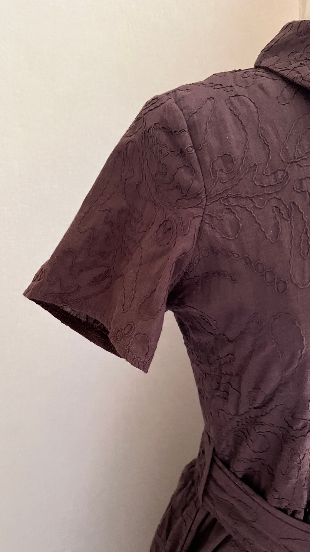 Robe Noa brodée marron chocolat – détail broderies et tissu coton lin | Coka Collection