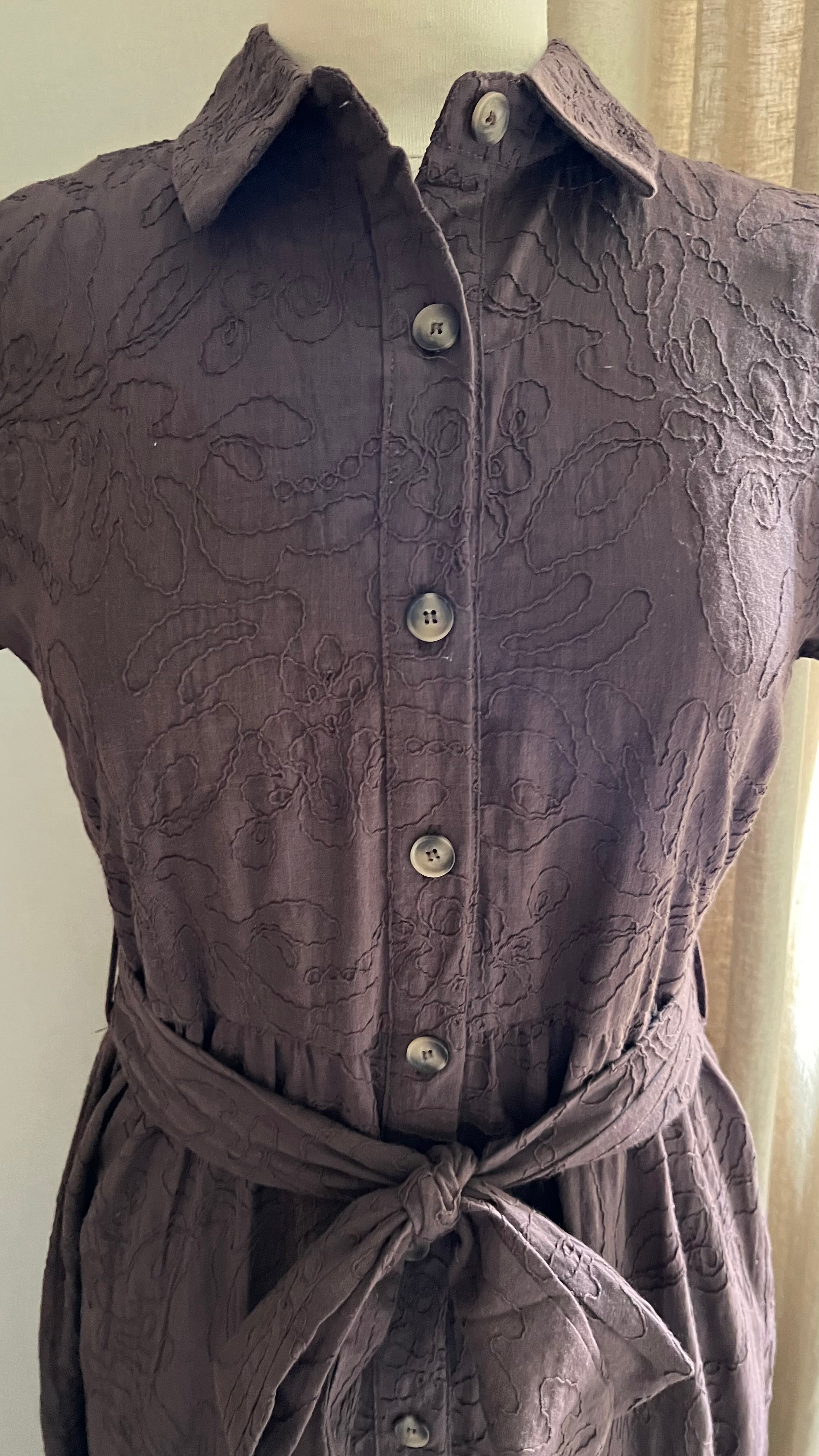 Robe Noa brodée marron chocolat – détail col chemise et boutonnage | Coka Collection