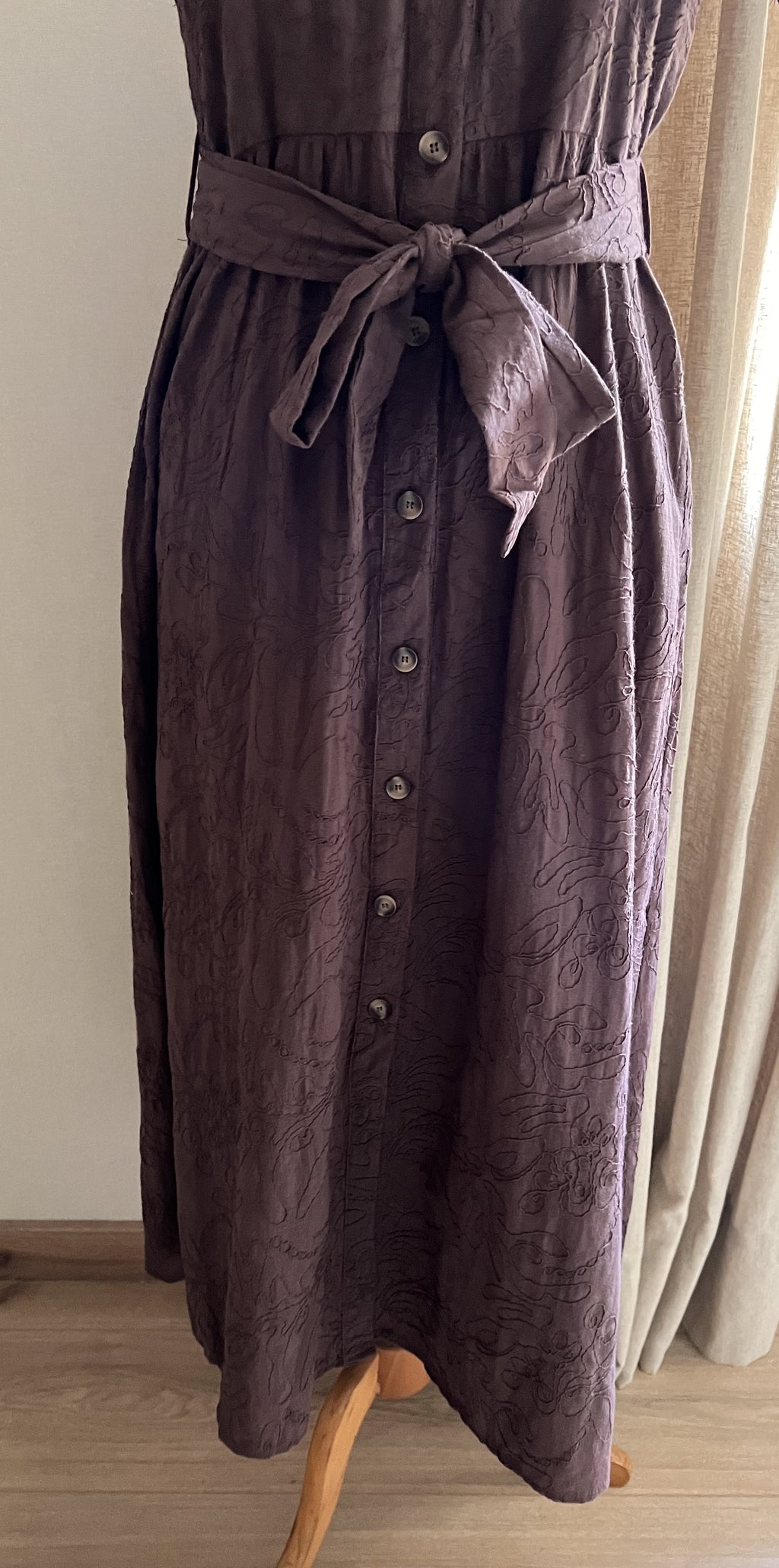Robe Noa brodée marron chocolat – détail ceinture nouée à la taille | Coka Collection