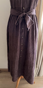 Robe Noa brodée marron chocolat – détail ceinture nouée à la taille | Coka Collection