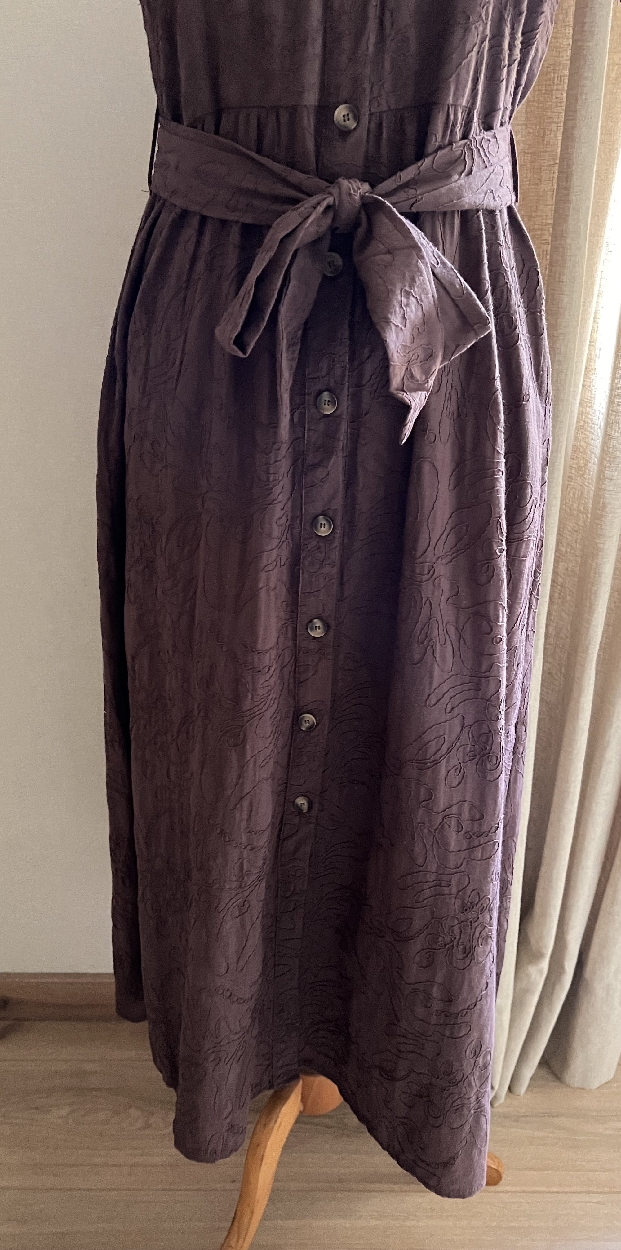 Robe Noa brodée marron chocolat – détail ceinture nouée à la taille | Coka Collection
