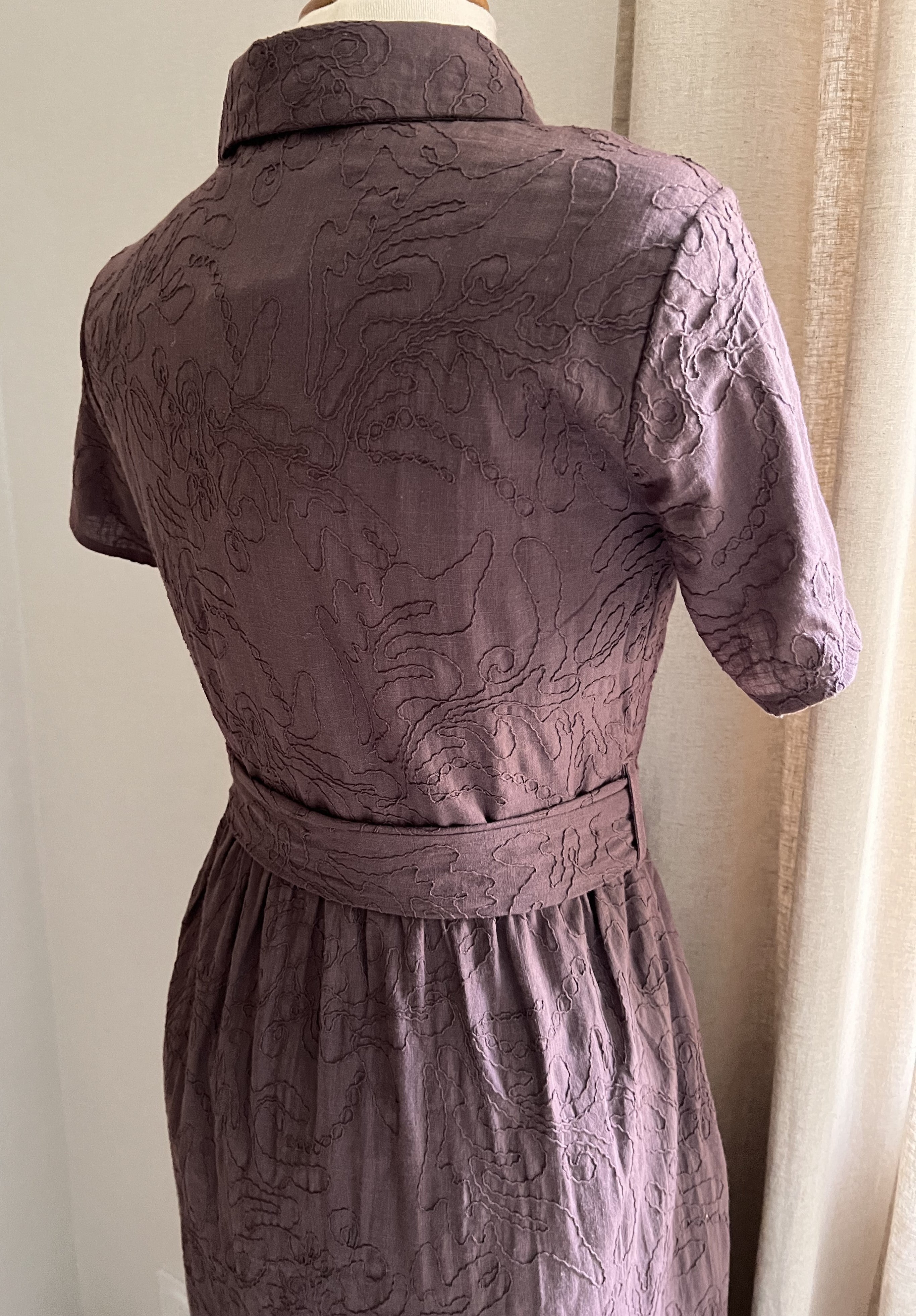 Robe Noa brodée marron chocolat – vue 3/4 dos | Coka Collection
