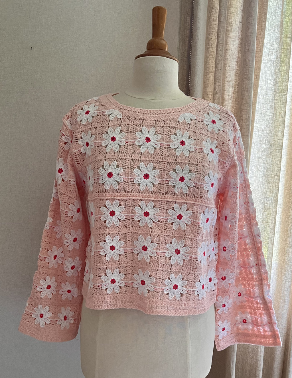 Pull crochet Aubin fleuri rose poudré Coka Collection – vue de face | Coka Collection