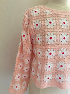 Pull crochet Aubin fleuri rose poudré Coka Collection – détail maille crochet et motif floral | Coka Collection