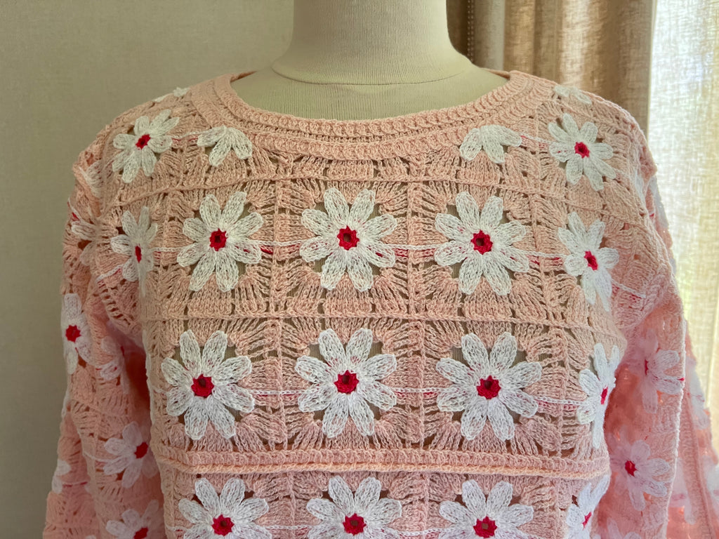 Pull crochet Aubin fleuri rose poudré Coka Collection – détail maille crochet et motif floral | Coka Collection