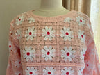 Pull crochet Aubin fleuri rose poudré Coka Collection – détail maille crochet et motif floral | Coka Collection