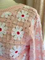 Pull crochet Aubin fleuri rose poudré Coka Collection – détail maille crochet et motif floral | Coka Collection