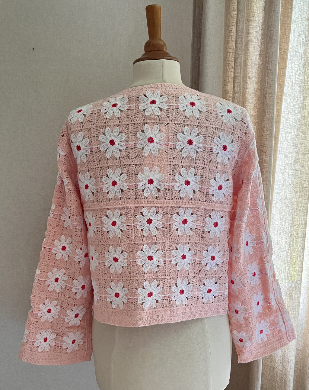 Pull crochet Aubin fleuri rose poudré Coka Collection – vue de dos | Coka Collection