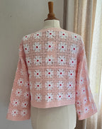 Pull crochet Aubin fleuri rose poudré Coka Collection – vue de dos | Coka Collection
