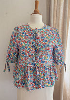 Blouse Carla fleurie à nœuds Lili & Lala – vue de face | Coka Collection