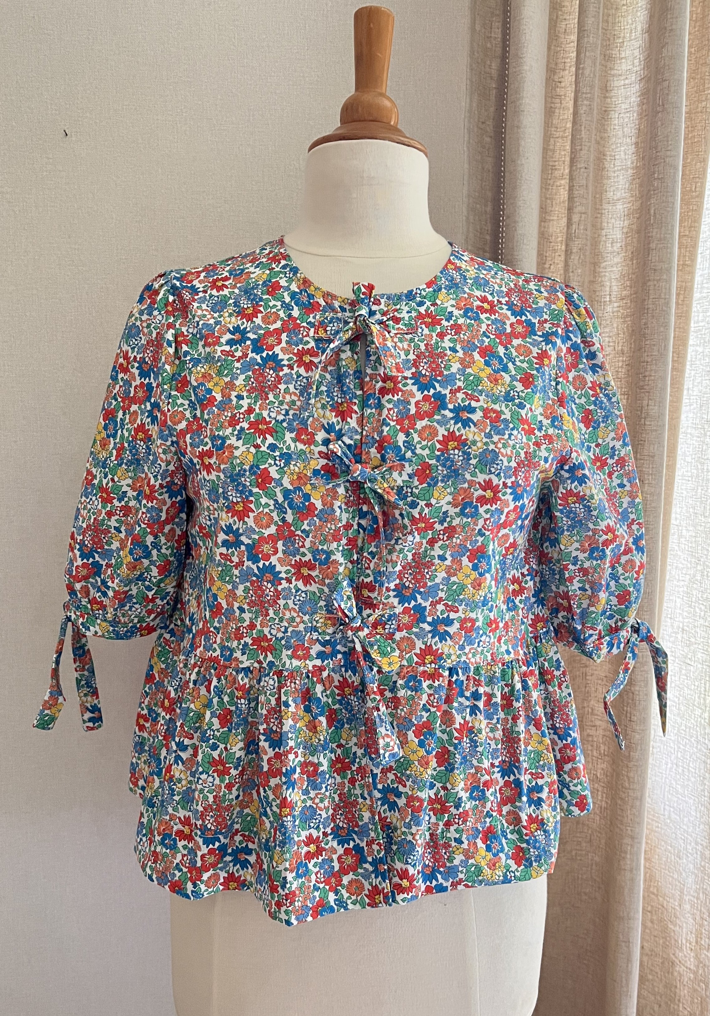 Blouse Carla fleurie à nœuds Lili & Lala – vue de face | Coka Collection