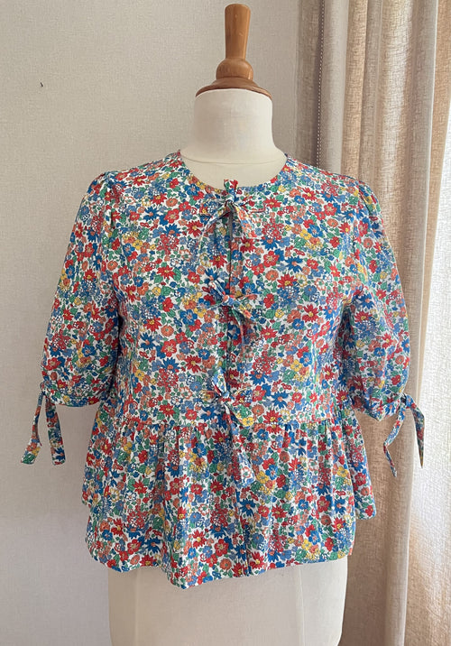 Blouse Carla fleurie à nœuds Lili & Lala – vue de face | Coka Collection