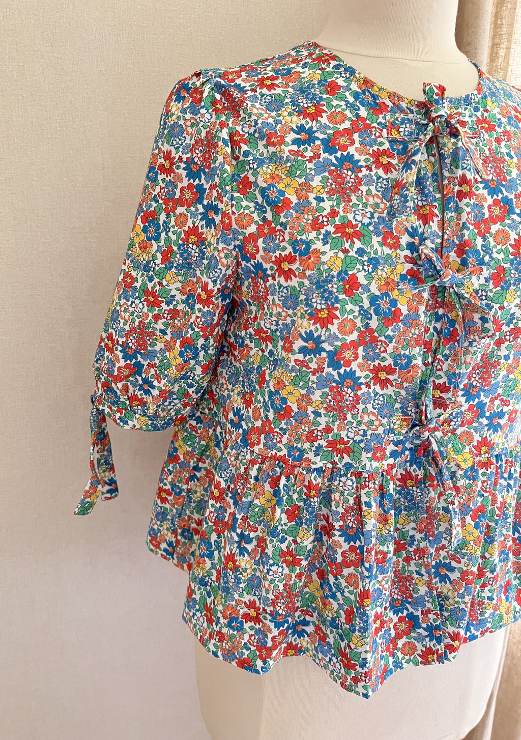 Blouse Carla fleurie à nœuds Lili & Lala – détail tissu fleuri liberty | Coka Collection
