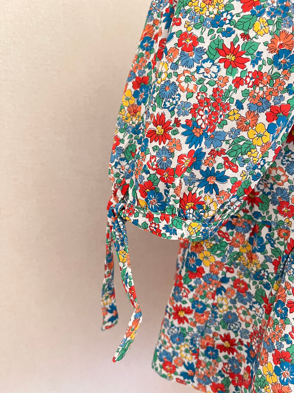 Blouse Carla fleurie à nœuds Lili & Lala – détail manche au coude et lien à nouer | Coka Collection
