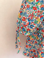 Blouse Carla fleurie à nœuds Lili & Lala – détail manche au coude et lien à nouer | Coka Collection