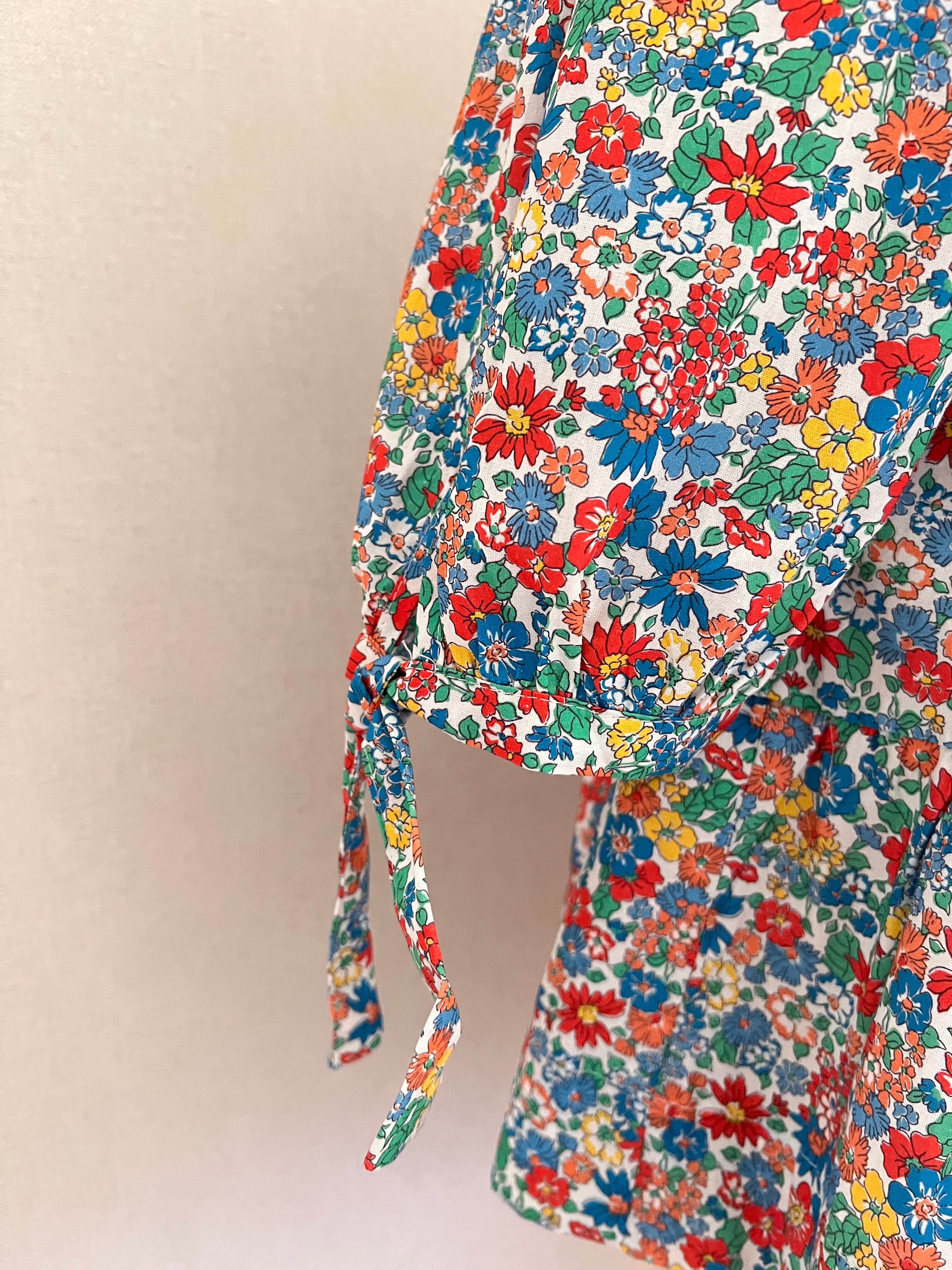 Blouse Carla fleurie à nœuds Lili & Lala – détail manche au coude et lien à nouer | Coka Collection