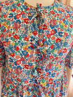 Blouse Carla fleurie à nœuds Lili & Lala – détail nœuds et encolure ronde | Coka Collection