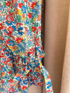 Blouse Carla fleurie à nœuds Lili & Lala – détail manche au coude et lien à nouer | Coka Collection