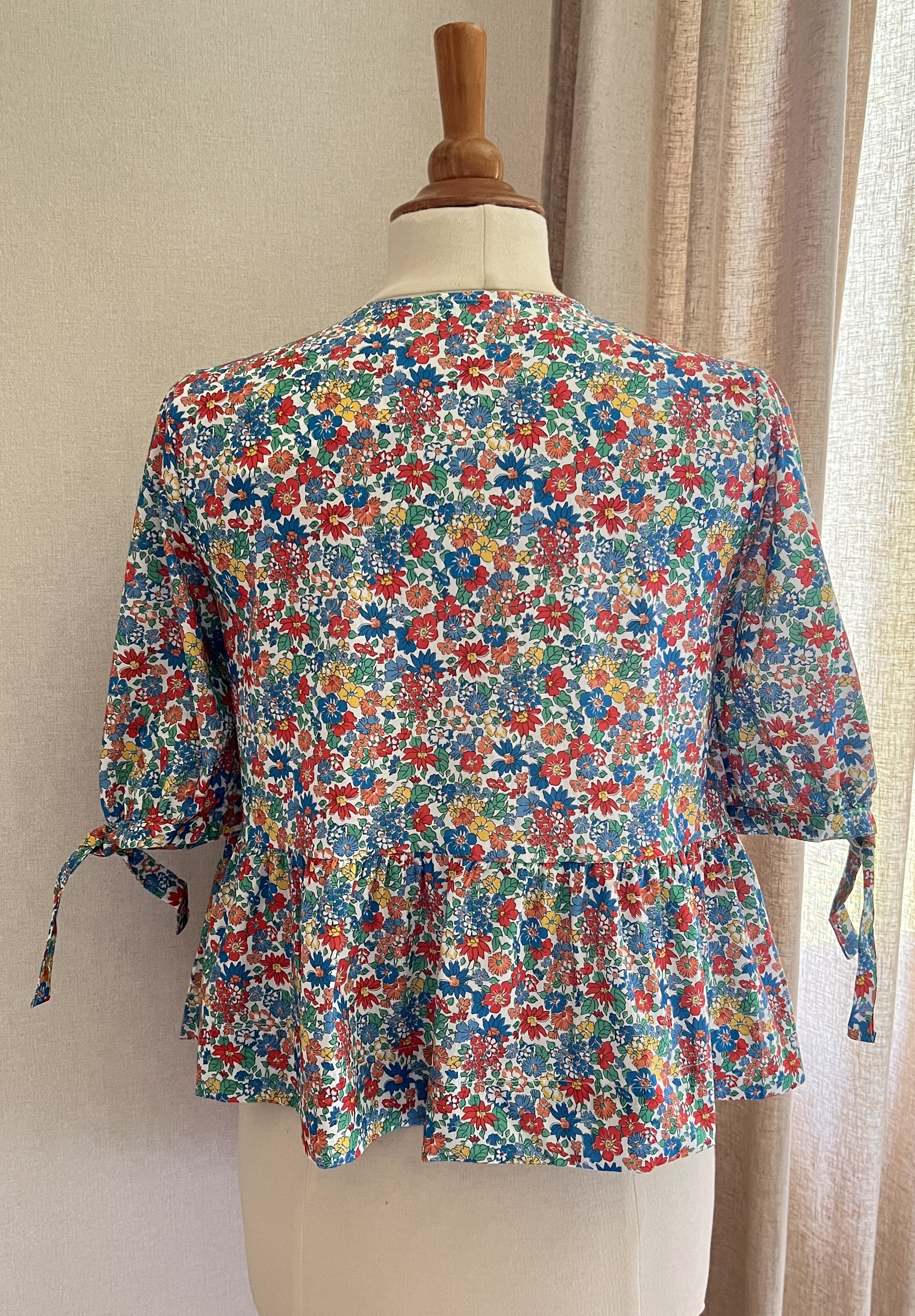 Blouse Carla fleurie à nœuds Lili & Lala – vue de dos | Coka Collection