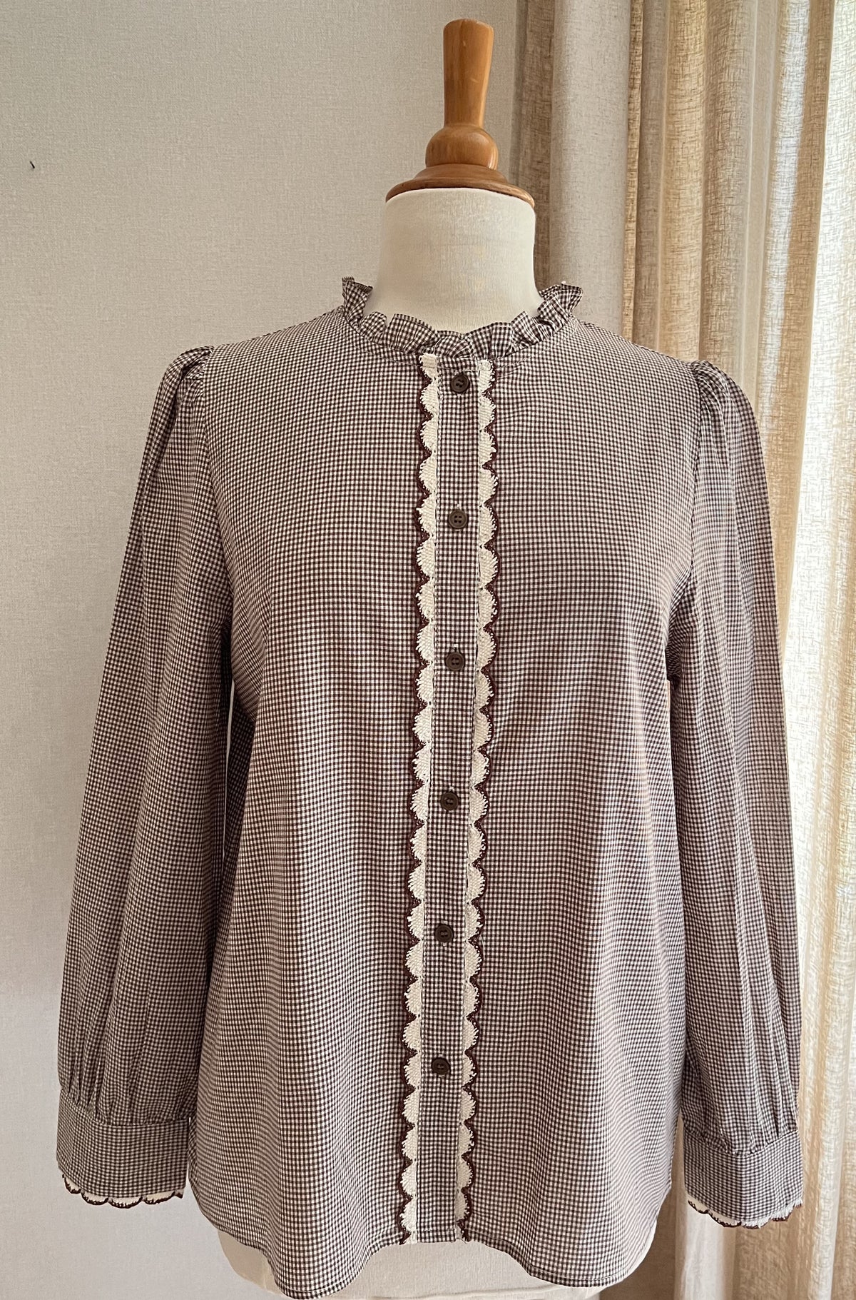 Blouse Pauline vichy taupe écru In April 1986 – vue de face, fermeture boutonnée | Coka Collection