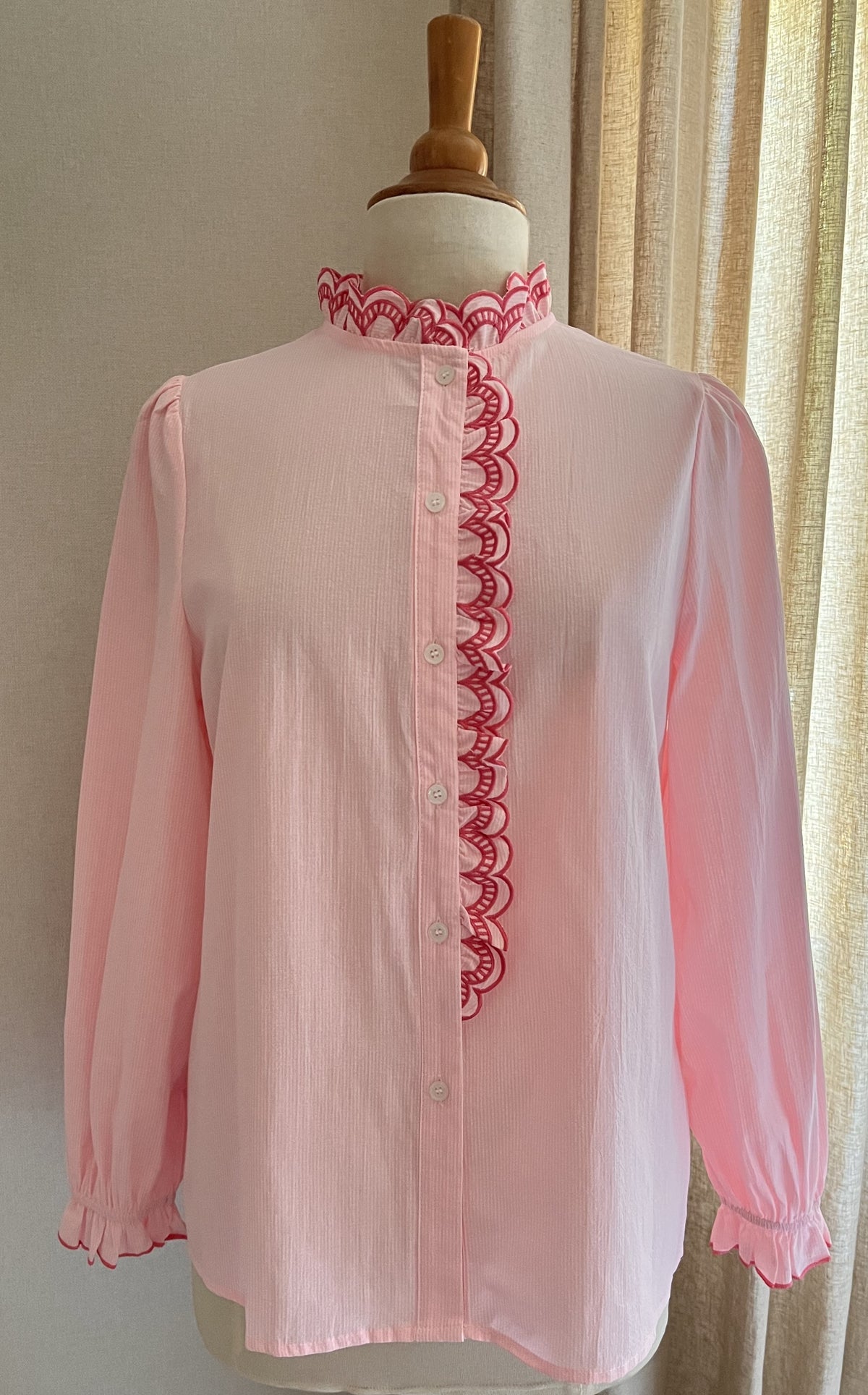 Blouse Emmy rayée rose In April 1986 – vue de face, fermeture boutonnée | Coka Collection