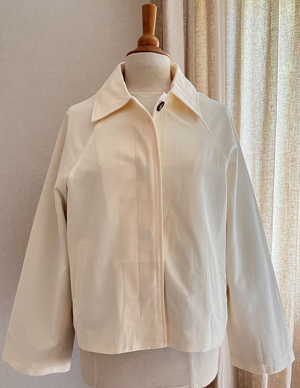 Veste trench Lily écrue Lili & Lala – vue de face, coupe courte boutonnée | Coka Collection