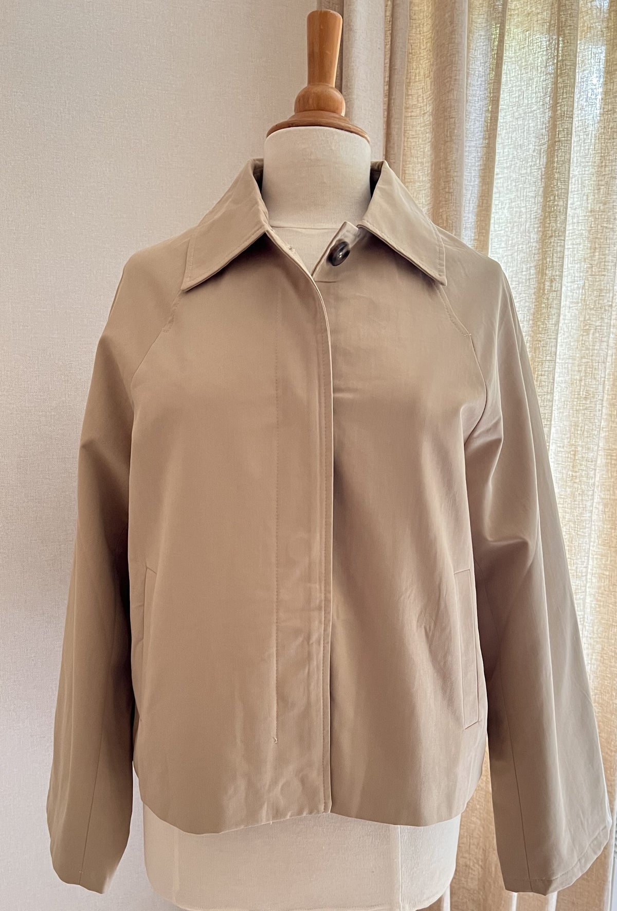 Veste trench Lily beige Lili & Lala – vue de face, coupe courte boutonnée | Coka Collection