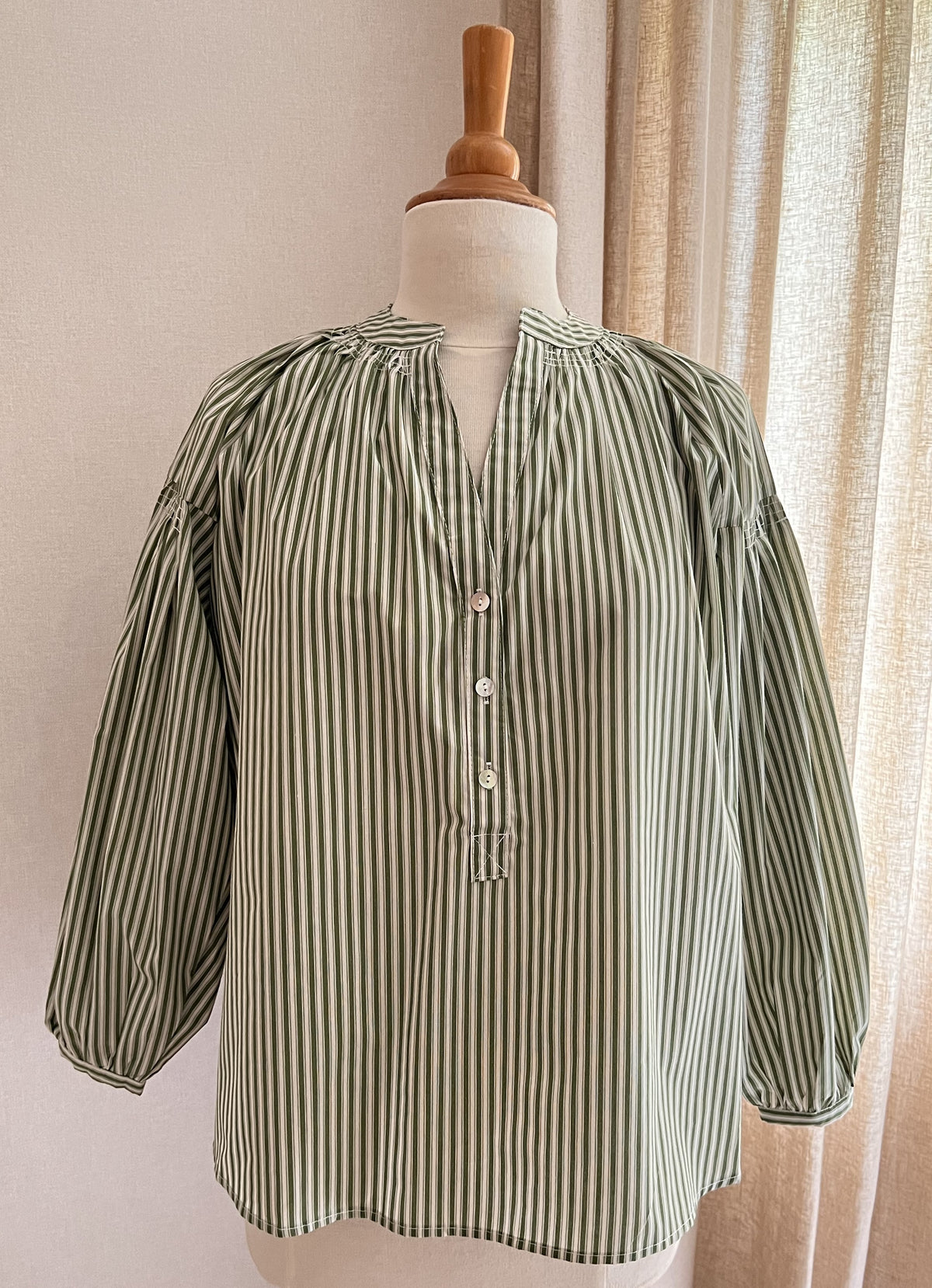 Blouse Lara oversize rayée olive écru Lili & Lala – vue de face, col froncé boutonné | Coka Collection
