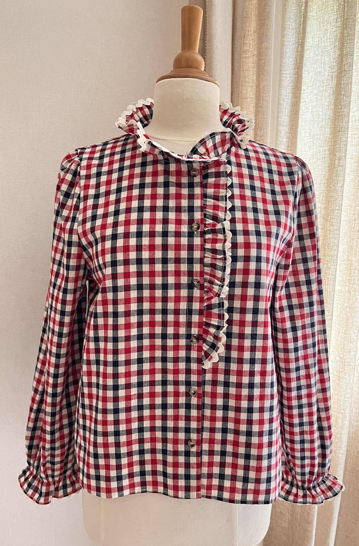 Blouse Mahé carreaux écru marine rouge Lili & Lala – vue de face, fermeture boutonnée | Coka Collection