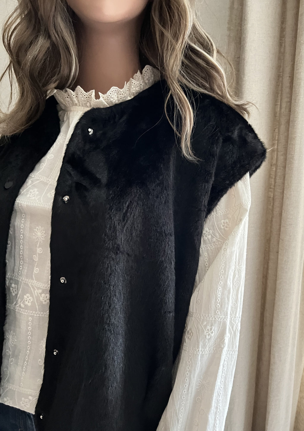 Veste Season – détail fausse fourrure noire douce et texturée | Coka Collection