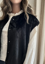 Veste Season – détail fausse fourrure noire douce et texturée | Coka Collection