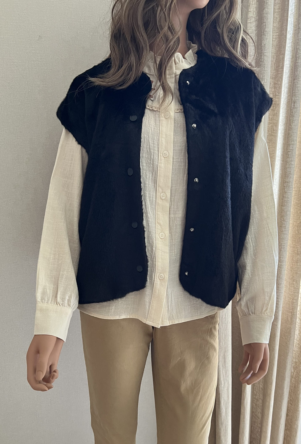 Veste sans manches fausse fourrure noire Season – vue de face, coupe droite épurée | Coka Collection