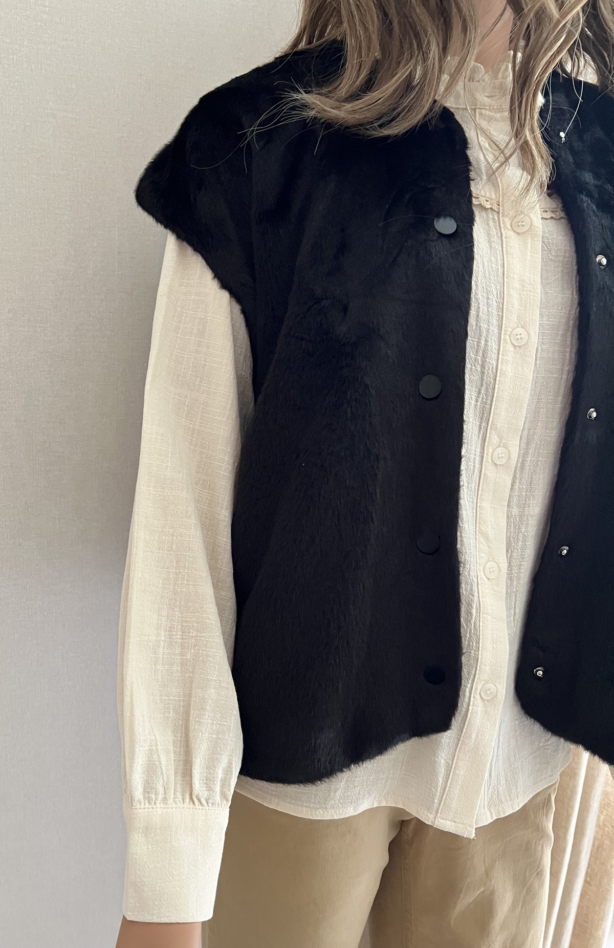 Veste Season – détail fausse fourrure noire douce et texturée | Coka Collection
