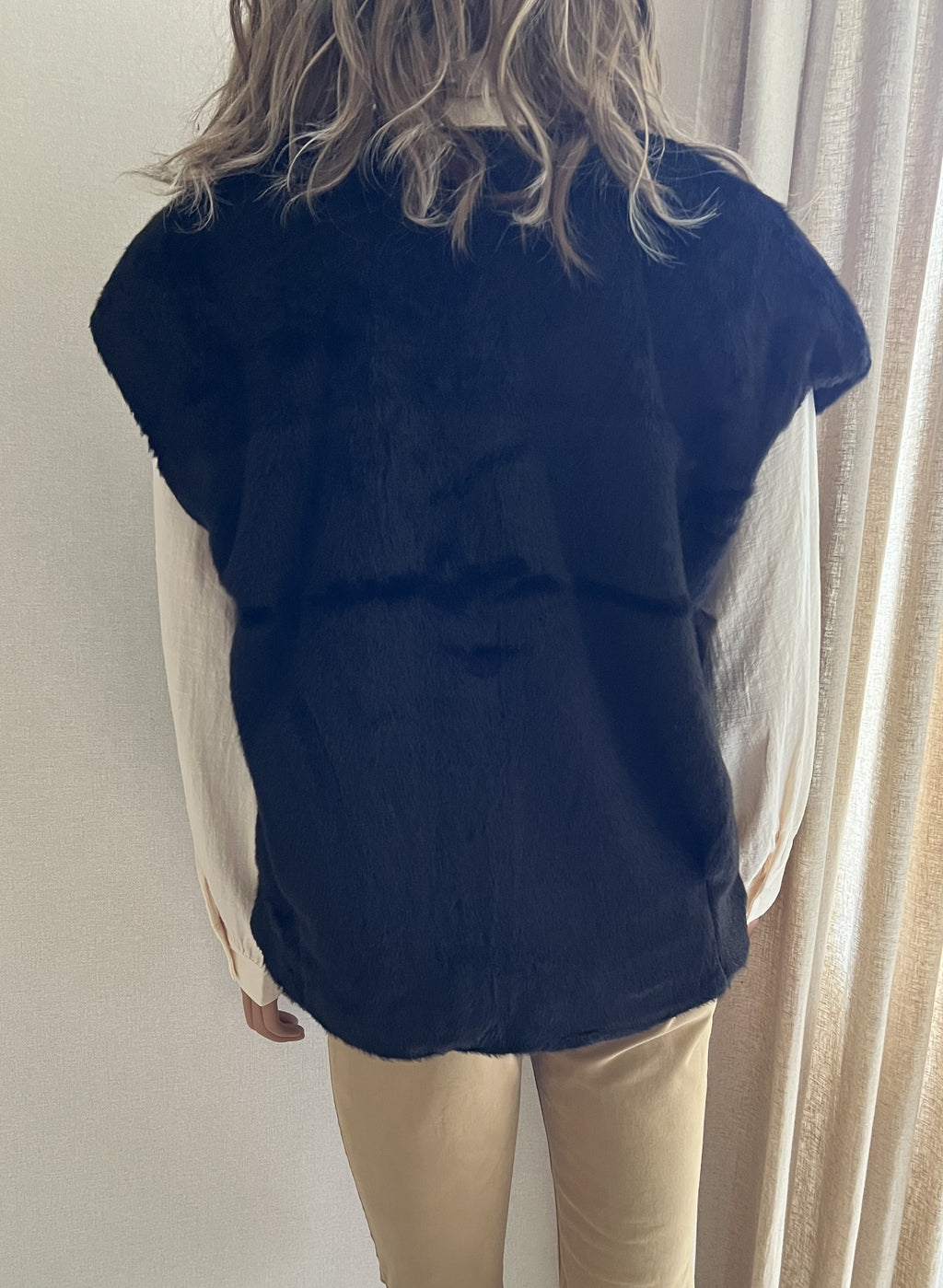 Veste sans manches fausse fourrure noire Season – vue de dos, silhouette structurée | Coka Collection