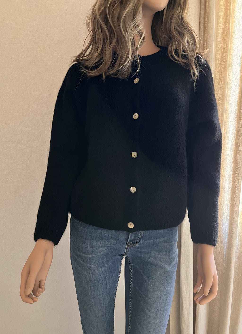 Gilet Gatien noir en mohair – vue de face, coupe droite boutonnée | Coka Collection