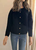 Gilet Gatien noir en mohair – vue de face, coupe droite boutonnée | Coka Collection