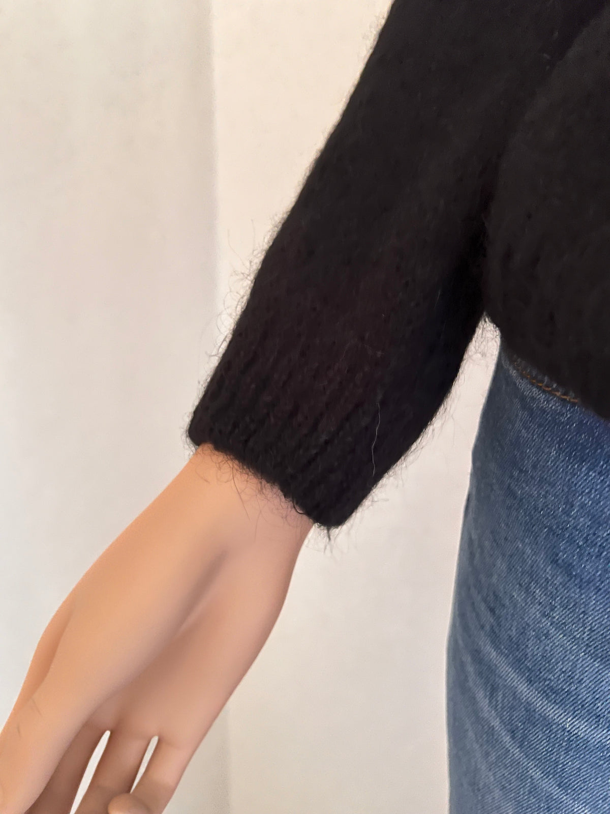 Gilet Gatien noir en mohair – détail des manches finition côtelée | Coka Collection