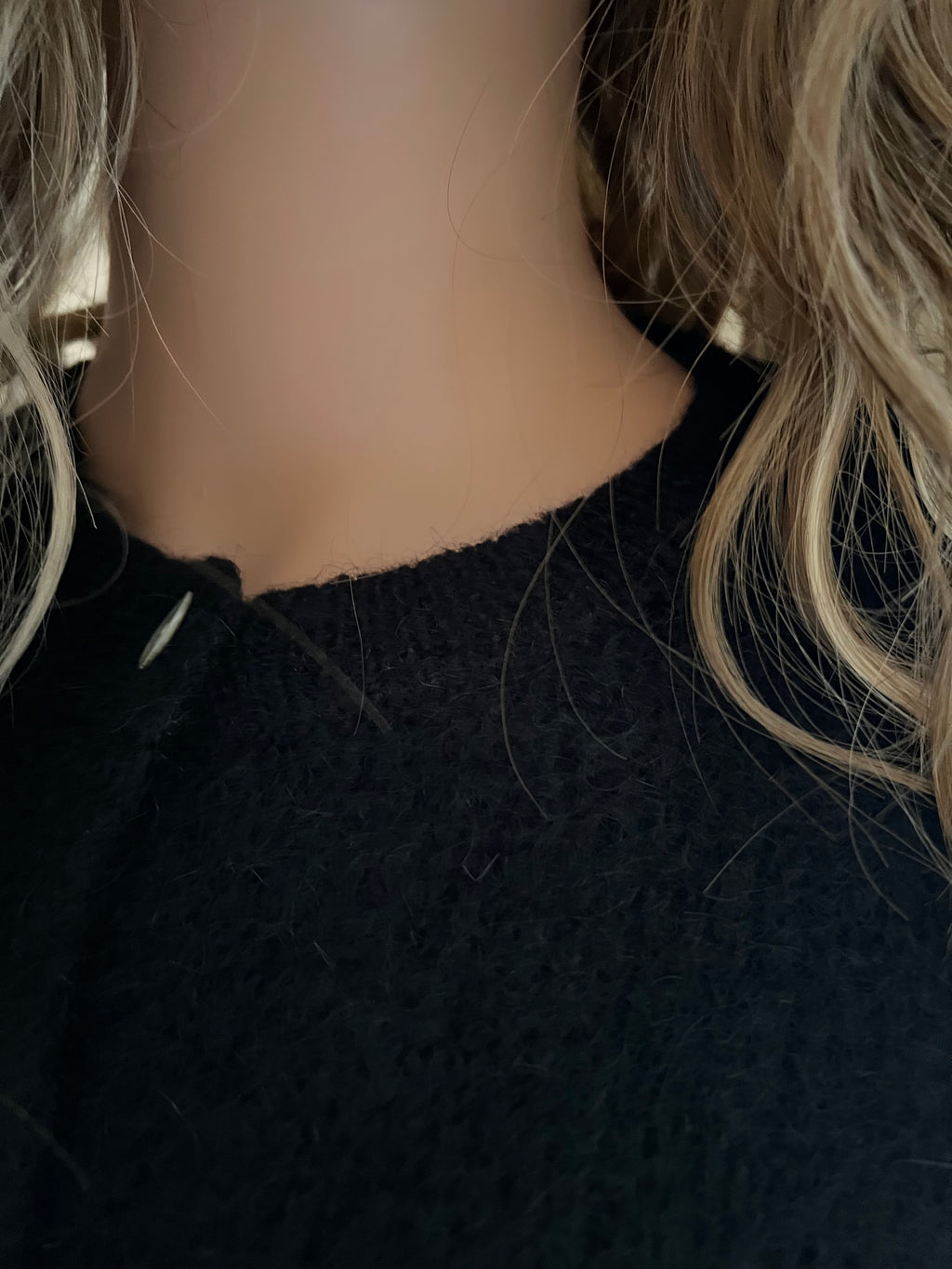 Gilet Gatien noir en mohair – détail du col côtelé et boutons en nacre | Coka Collection