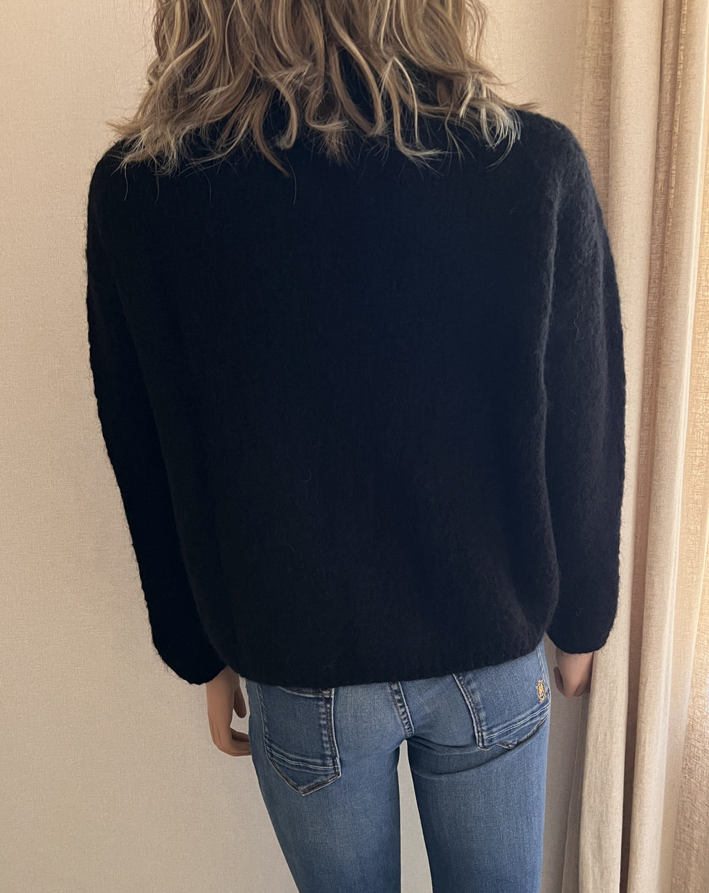 Gilet Gatien noir en mohair – vue de dos, tombé de la maille duveteuse | Coka Collection