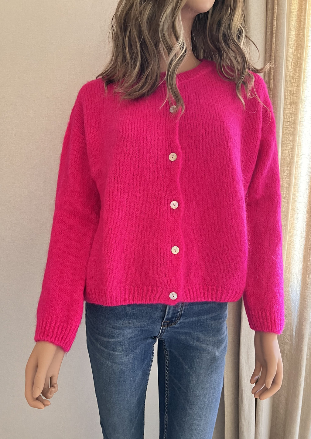 Gilet Gatien fuchsia en mohair – vue de face, coupe boutonnée encolure ronde | Coka Collection