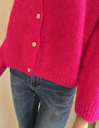 Gilet Gatien fuchsia en mohair – détail des boutons en nacre et de la maille | Coka Collection