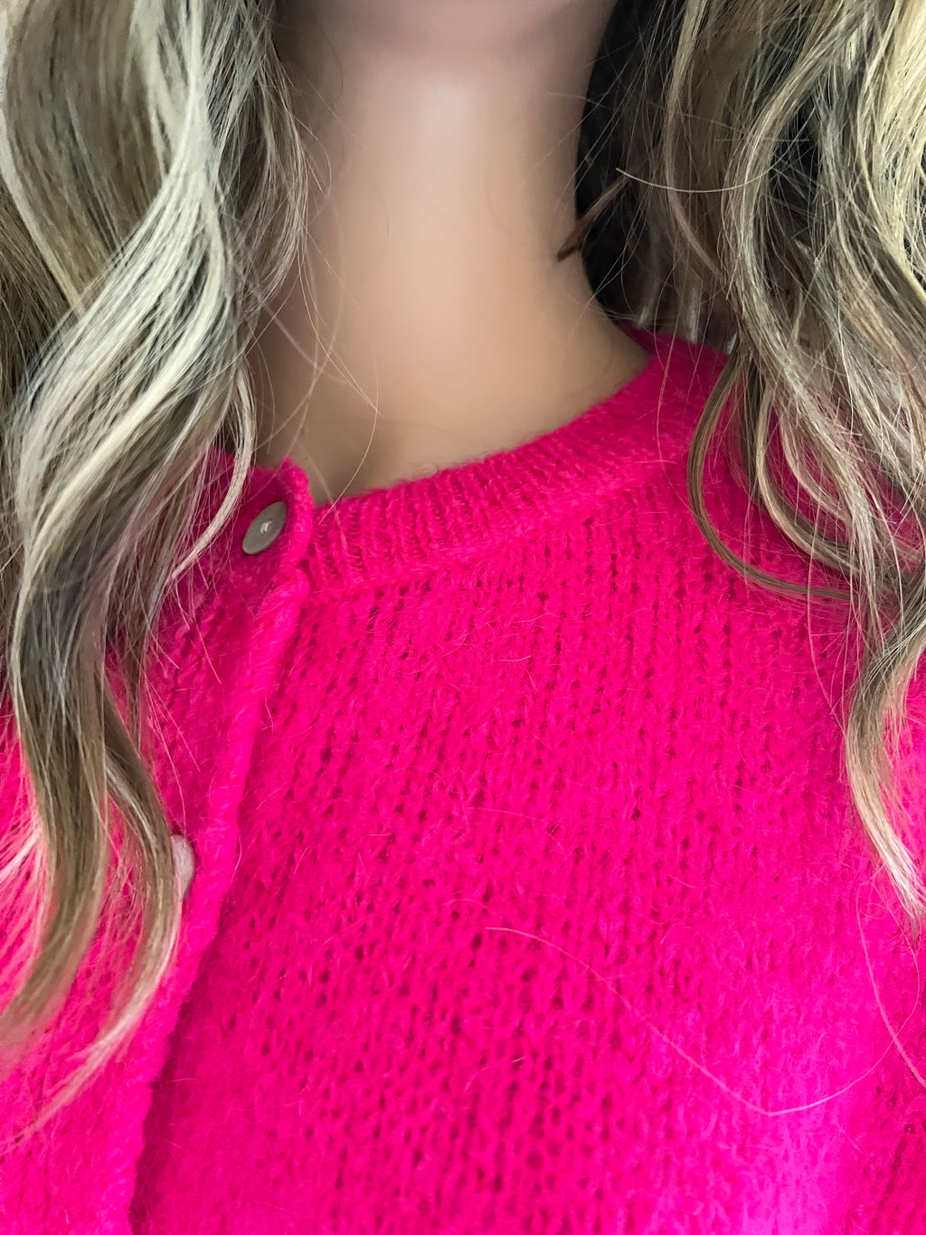 Gilet Gatien fuchsia en mohair – détail des boutons en nacre et de la maille | Coka Collection