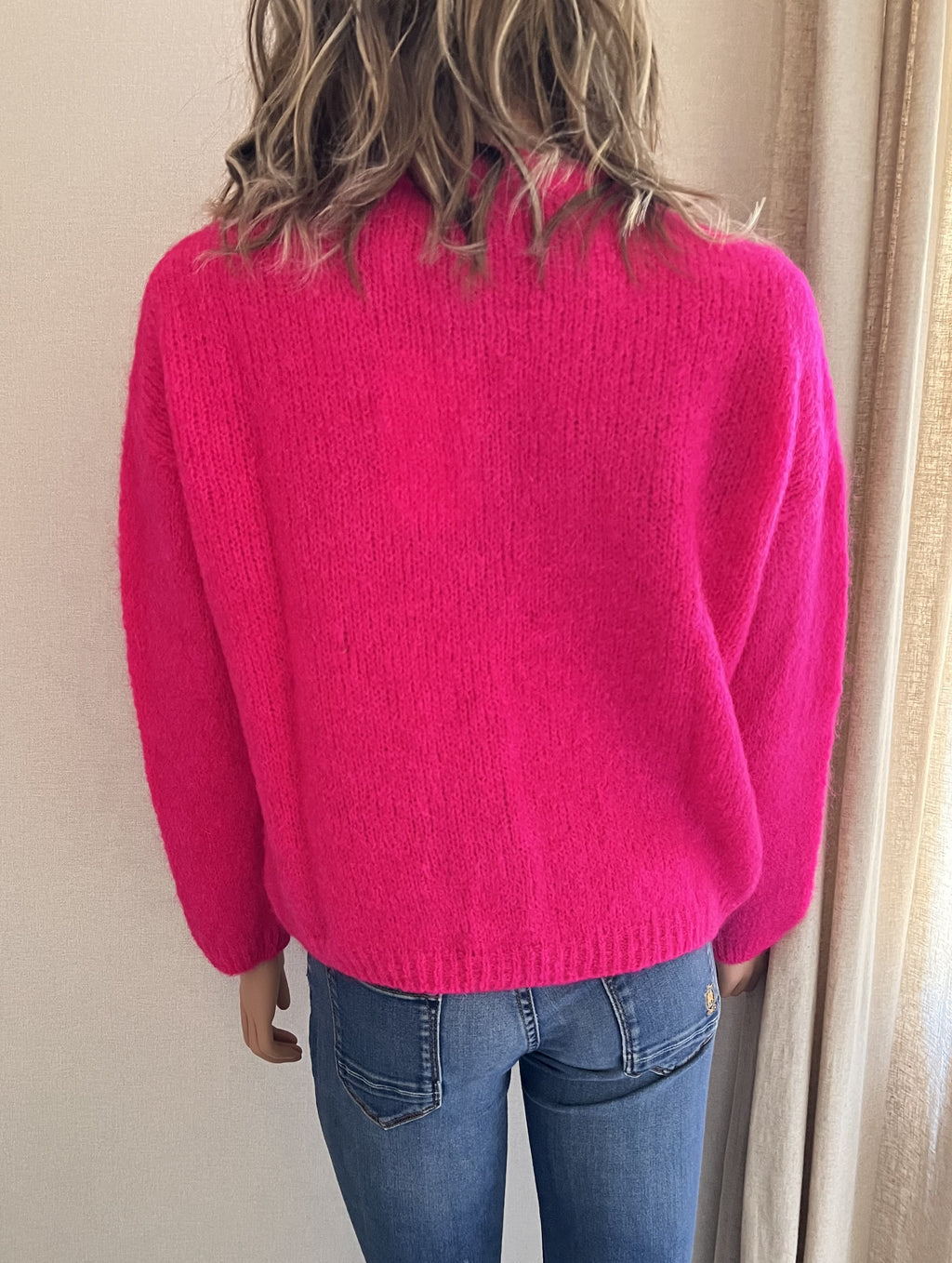 Gilet Gatien fuchsia en mohair – vue de dos, tombé de la maille duveteuse | Coka Collection