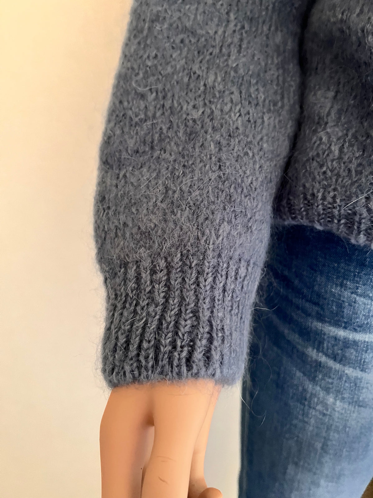 Pull Jules bleu denim en mohair – détail de la maille duveteuse et du bord-côte | Coka Collection
