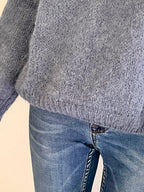 Pull Jules bleu denim en mohair – détail de la maille duveteuse et du bord-côte | Coka Collection