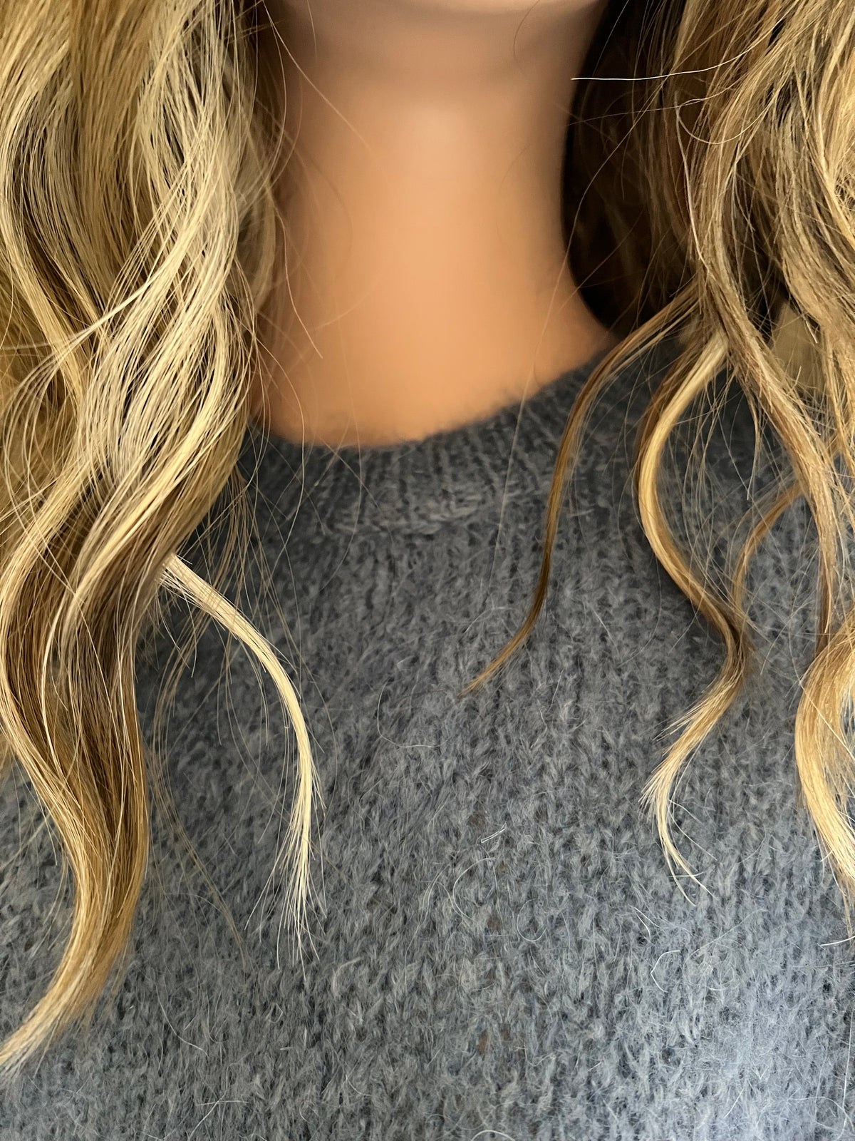 Pull Jules bleu denim en mohair – détail de la maille duveteuse et du bord-côte | Coka Collection